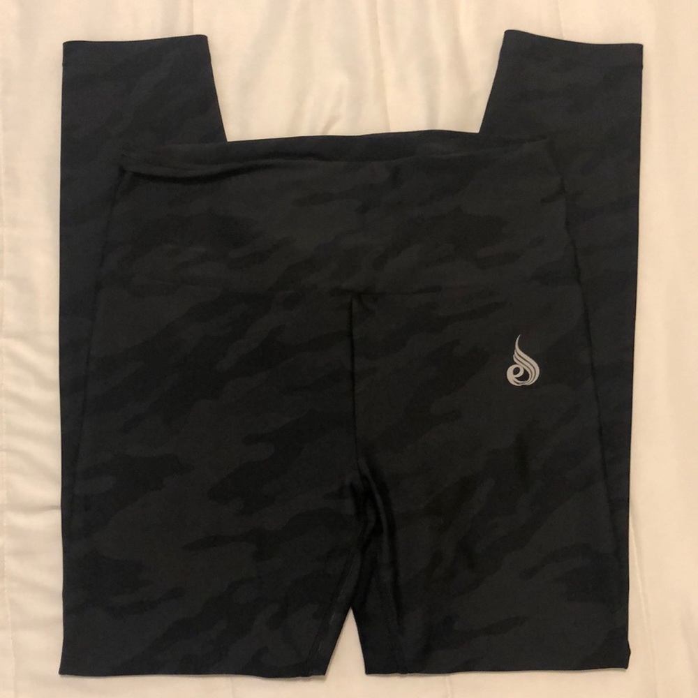 Women’s black camo leggings.